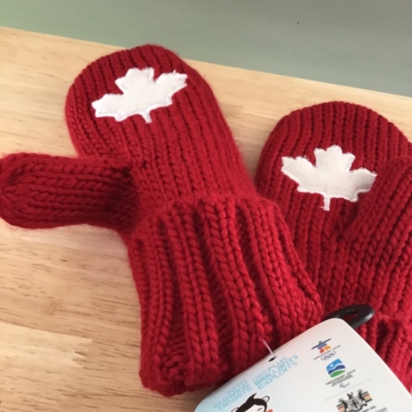 Vintage Vancouver 2010 Olympic Classic Red Mittens - Picture 2 of 5